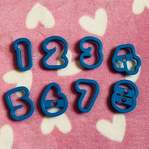 never used 83-piece cookie cutter set from Wilton - Picture 7 of 10